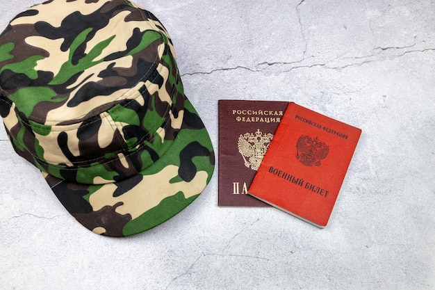 Pasaporte con gorra militar e identificación militar de un ciudadano de la Federación Rusa Traducción Identificación militar de la Federación Rusa