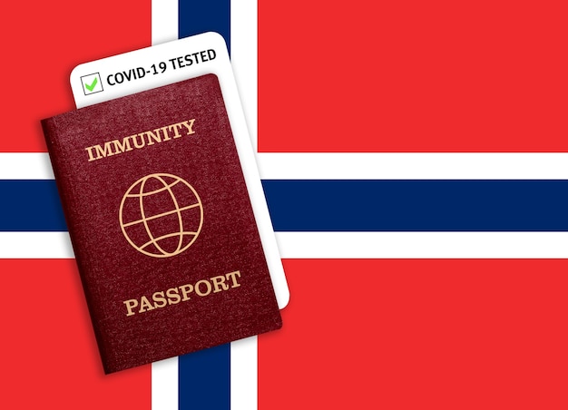 Pasaporte de inmunidad con prueba covid en la bandera nacional de Noruega