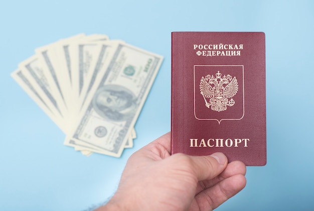 Pasaporte internacional ruso en la mano del hombre.