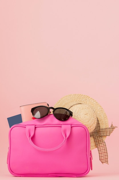Pasaporte y maleta rosa viajero