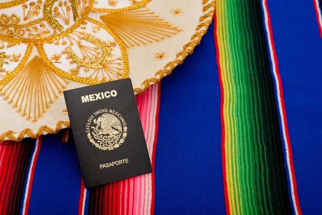 Pasaporte mexicano y sombrero de mariachi en sarape colorido Concepto de mexicanidad