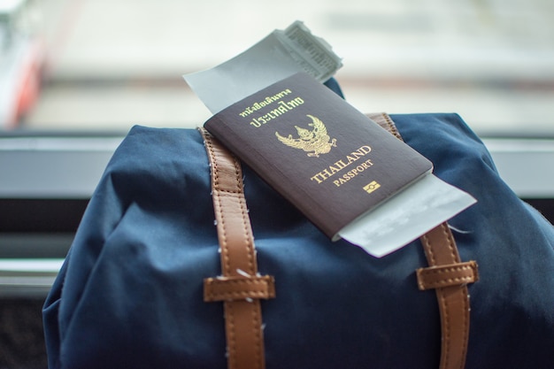 Pasaporte en la mochila en el aeropuerto esperando viajar.