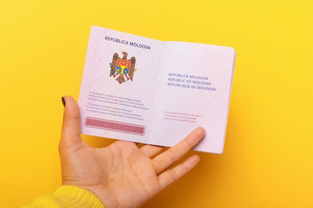 Pasaporte moldavo en mano