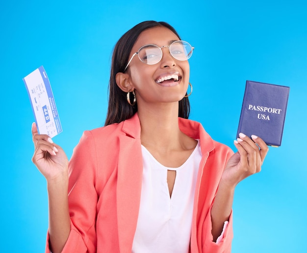 Foto pasaporte de mujer feliz y boleto para vuelo de viaje o documentos de ee. uu. contra un fondo de estudio azul retrato de mujer viajera de negocios sonriendo con tarjeta de embarque internacional o identificación para viaje