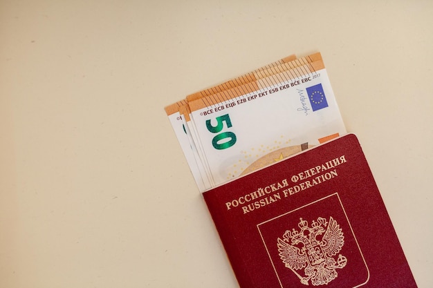 Un pasaporte con un pasaporte de 50 euros está sobre una mesa.