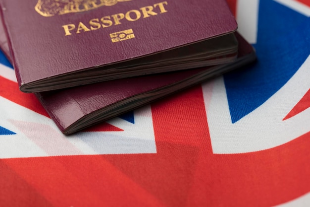 Pasaporte del Reino Unido con bandera Union Jack Gran Bretaña