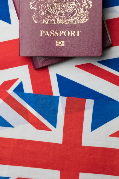 Pasaporte del Reino Unido con bandera Union Jack Gran Bretaña