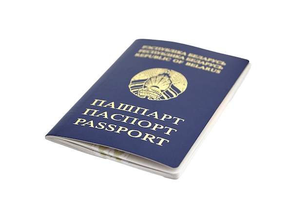 Pasaporte de la República de Bielorrusia con tapa azul aislado sobre fondo blanco.