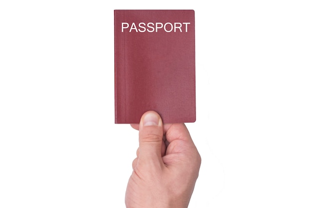 Pasaporte rojo en la mano del hombre.