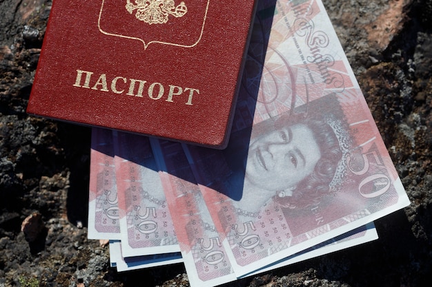 Pasaporte ruso con dinero en libras esterlinas. Foto de alta calidad