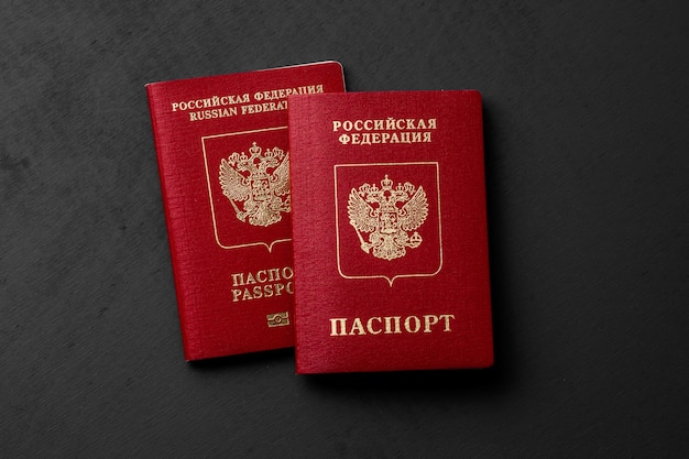 Pasaporte ruso sobre una superficie oscura