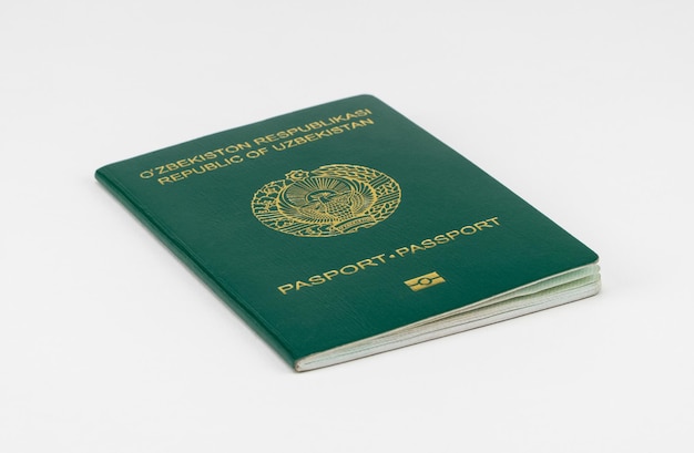 Pasaporte de Uzbekistán sobre un fondo blanco, aislado