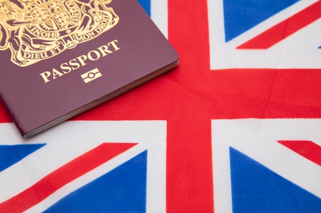 Pasaporte de viaje del reino unido en una bandera union jack de gran bretaña