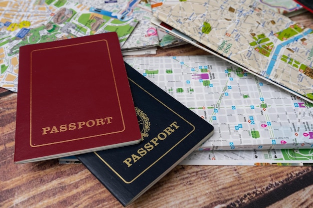 Pasaportes en algunos mapas que planean vacaciones Viajes concepto de vacaciones Espacio de copia