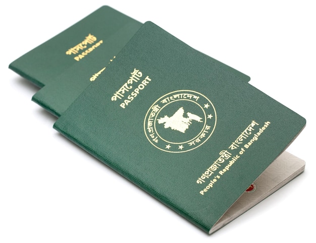 Pasaportes de Bangladesh sobre fondo blanco.