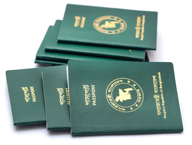 Pasaportes de Bangladesh sobre fondo blanco.