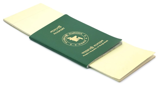 Pasaportes de Bangladesh sobre fondo blanco.