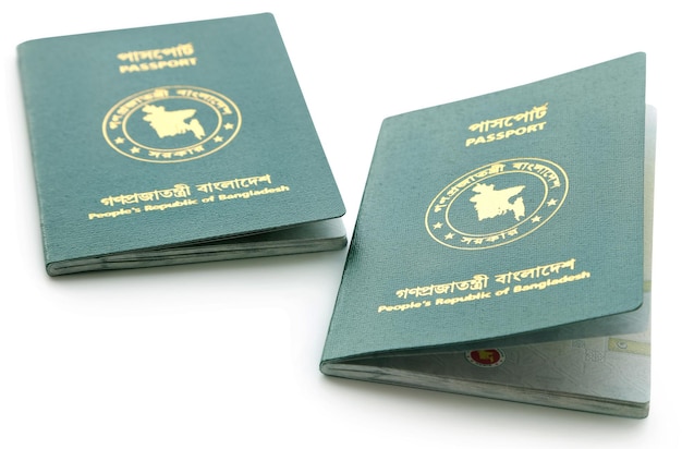 Pasaportes de Bangladesh sobre fondo blanco.