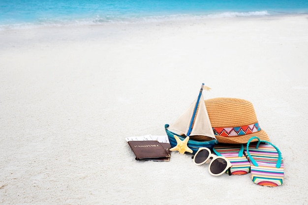 Pasaportes y boletos con accesorios de playa en la arena Concepto de vacaciones de verano
