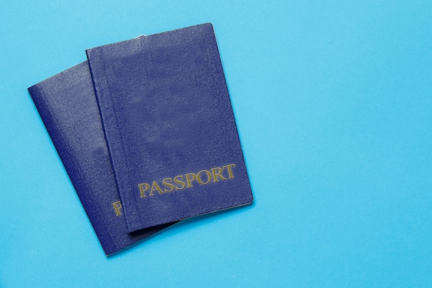 Pasaportes de dos viajeros sobre fondo azul. Concepto de viaje