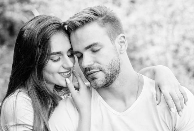 Pasar un buen rato pareja enamorada Cuidado de la piel y el cabello chica con chico en el parque Belleza y moda día de san valentín vibraciones de verano fin de semana familiar cita romántica pareja relajarse al aire libre Sensación tierna