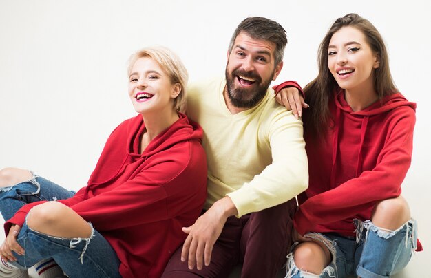 Pasar el rato en grupo. Gente despreocupada. Los jóvenes solo quieren divertirse. Sensación de libertad. Moda juvenil. Sentirse libre y con estilo. El hombre y la mujer visten ropa moderna para la generación juvenil. Joven para siempre.