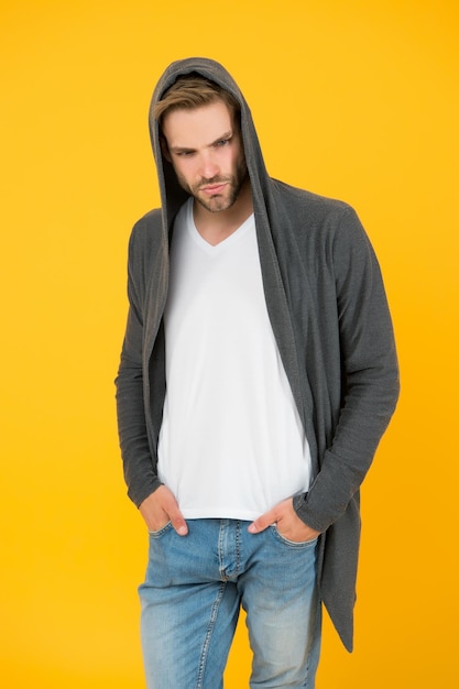 Foto pasar el rato tendencias de moda ropa moderna para jóvenes prenda cómoda para la vida diaria hombre de moda fondo amarillo aspecto de moda chico guapo usa manto de moda con capucha ropa casual de hombre