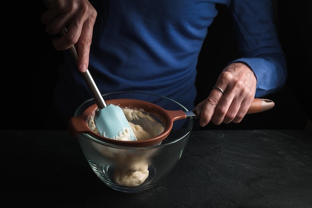 Pasar la salsa bechamel por un colador con una cuchara