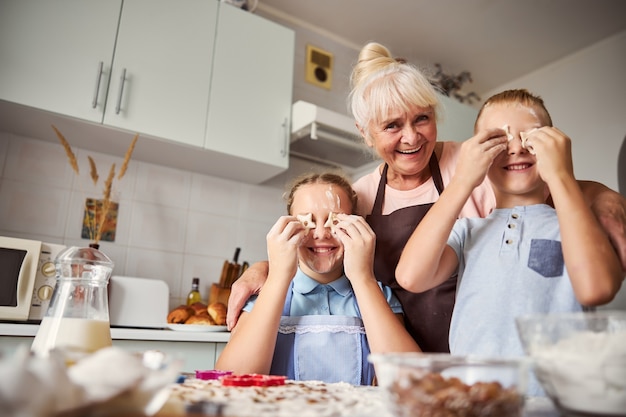 Pasar tiempo con la abuela significa aprender a hacer galletas