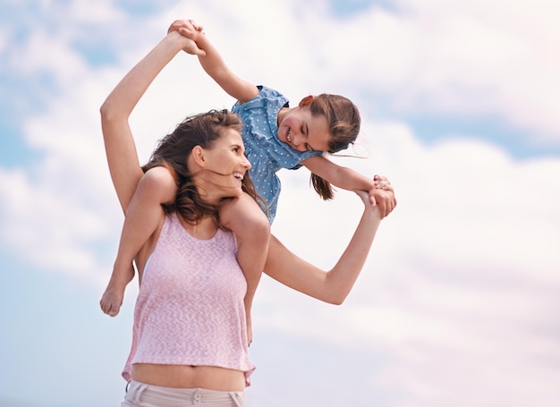 Pasar tiempo de calidad con mamá Una niña y su madre en la playa