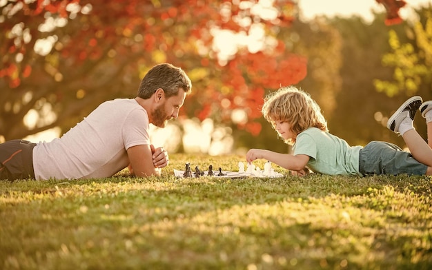 Pasar tiempo juntos tutoría estratégica y táctica papá y niño juegan juego de lógica