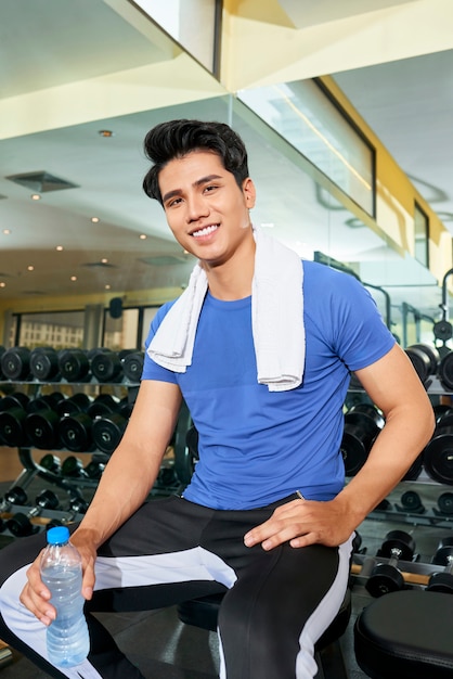 Pasar tiempo saludable en el gimnasio