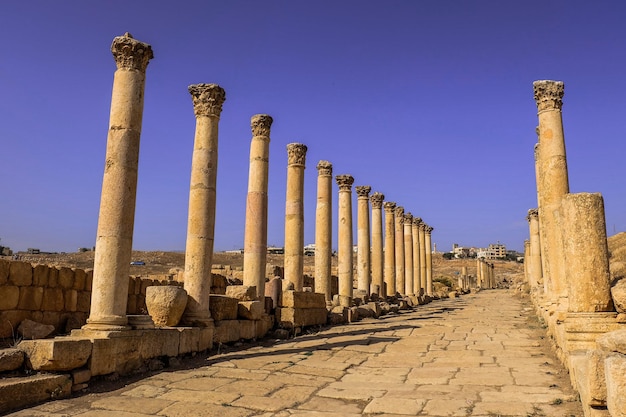 Pasarela de antiguas ruinas romanas a lo largo de las columnas en Jerash Jordania