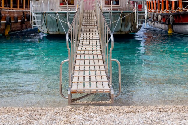 Pasarela de barco en la playa de arena