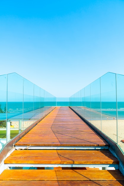 Foto pasarela y escalera con fondo de punto de vista al mar océano