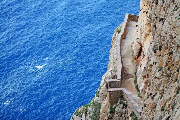 Pasarela junto al mar azul Rodada en Capo Caccia Cerdeña