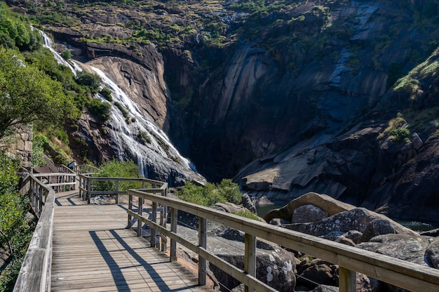 Pasarela de madera a la cascada Ezaro río Xallas