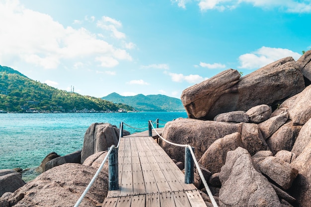 Foto pasarela de madera en koh tao tailandia