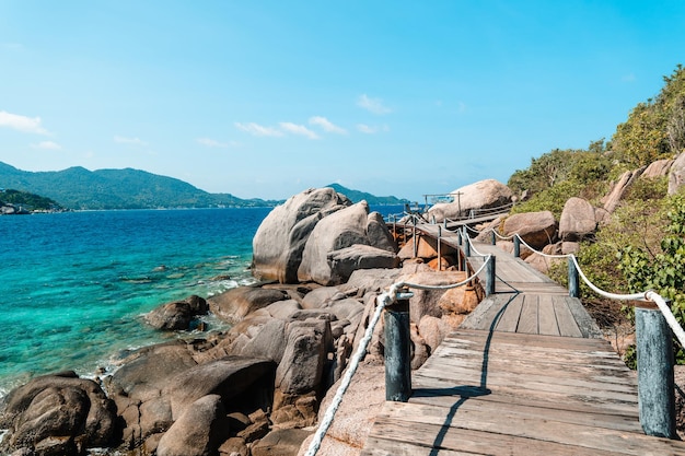 Foto pasarela de madera en koh tao tailandia