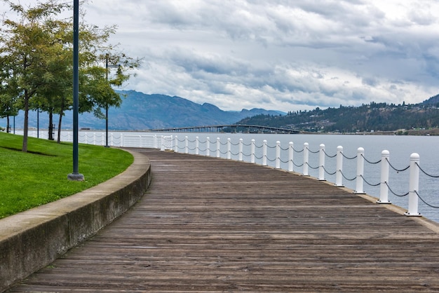 Pasarela de madera a lo largo de la costa en el lago Okanagan en Columbia Británica