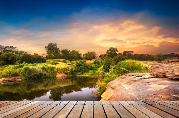 Pasarela de madera en el mirador del parque de piedra natural al atardecer