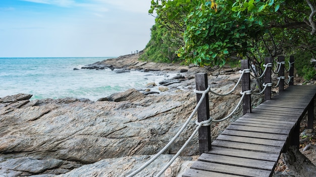 Pasarela de madera y mirador a la península en el Parque Nacional Khao Laem Ya, Rayong, Tailandia