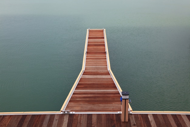 Pasarela de madera del muelle de Marina