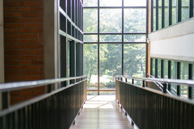 Pasarela de madera en pendiente en la biblioteca con la luz de la ventana desde el exterior