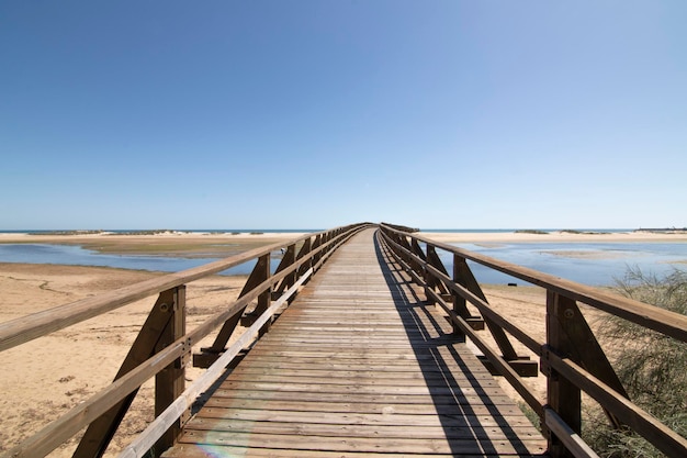 Una pasarela de madera en la playa de Isla Cristina España Ampliamente utilizada por los veraneantes de vacaciones