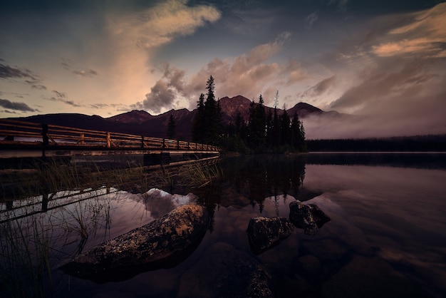 Pasarela de madera rústica vista que conduce a Pyramid Lake Island Canadá