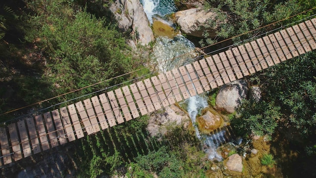 Pasarela de madera sobre el río fotografía aérea. Río Verde. Granada. España.