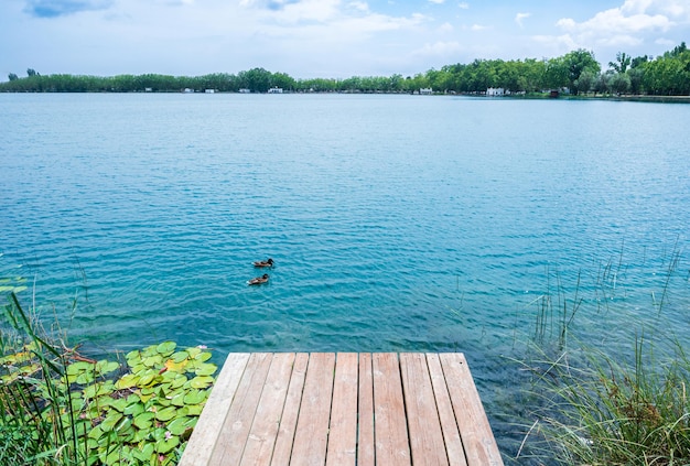 Pasarela de madera con vistas al lago de Banyoles