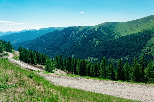 Pasarela en las montañas de los Alpes y cielo azul en Bad Kleinkirchheim, Carintia de Austria. Camino en las colinas austriacas con prados verdes. Camino y paisaje al aire libre de la naturaleza. Viajes y turismo en verano.