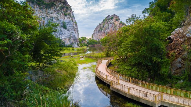 pasarela en el Monte Khao Ngoo Rock Park o Thueak Khao Ngu, Ratchaburi Antiguos monumentos en Ratchabu